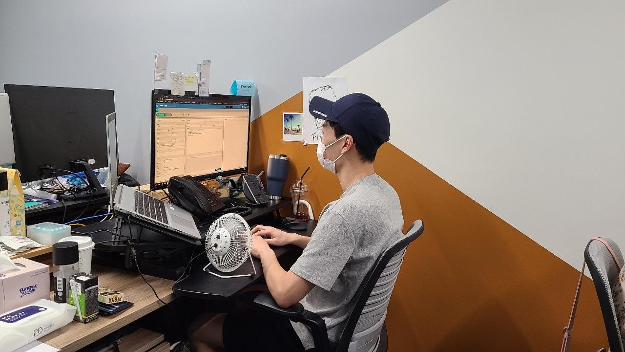업무에 집중하고 있는 Finn의 모습