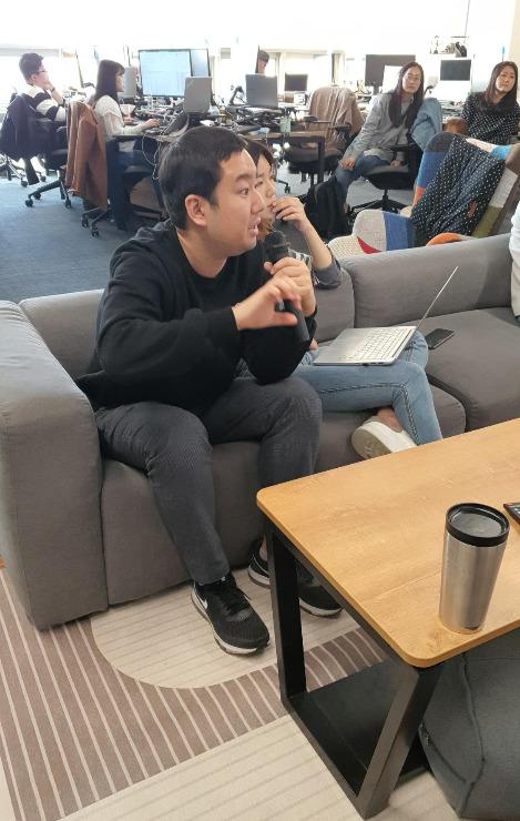 질문에 답변하는 숨고 대표 로빈